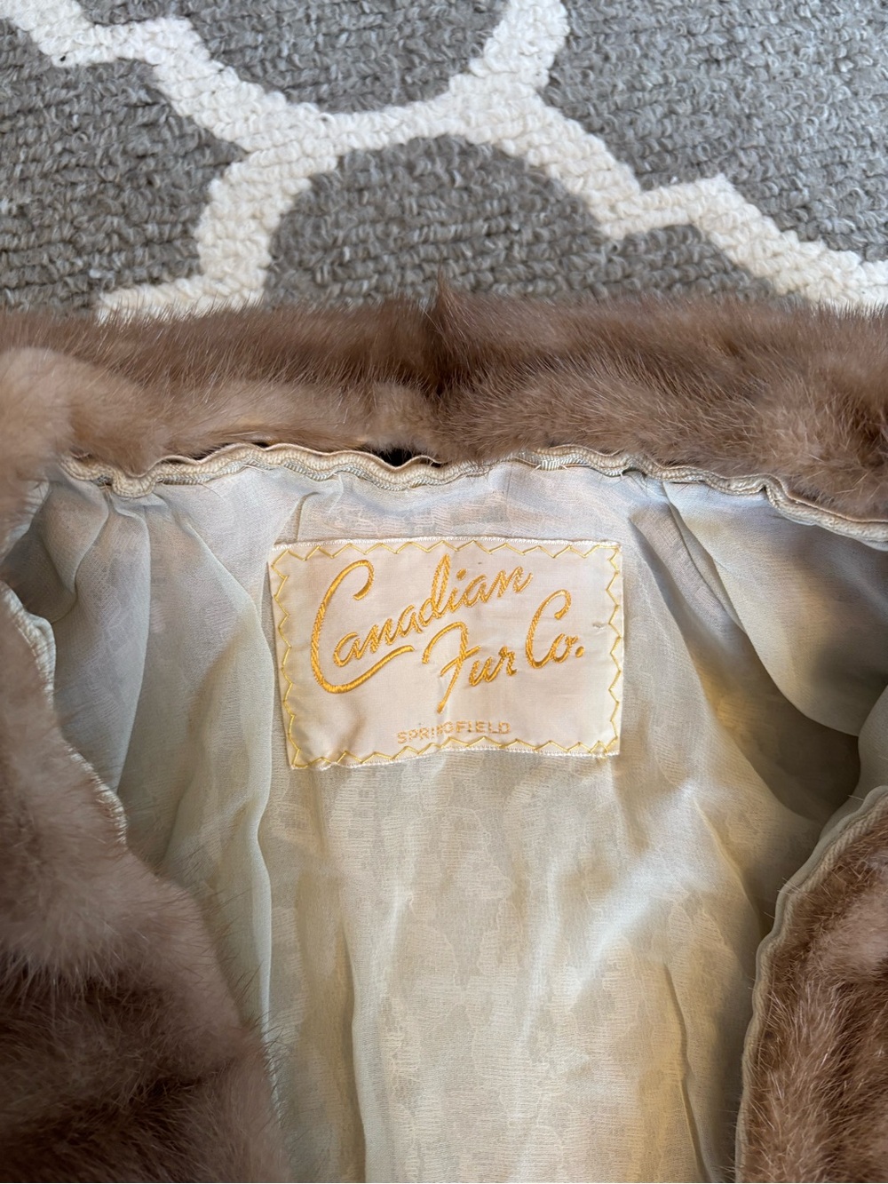 Beautiful Vintage Canadian Fur Co Cashmere Cardigan with Mink collar - Picture 4 of 9